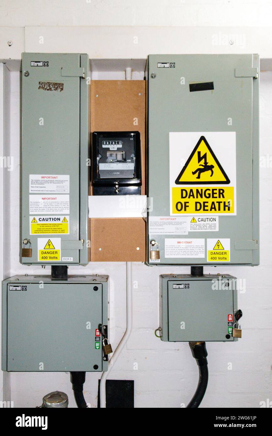 panneaux d'avertissement « danger de mort » pour armoires d'alimentation électrique au royaume-uni Banque D'Images
