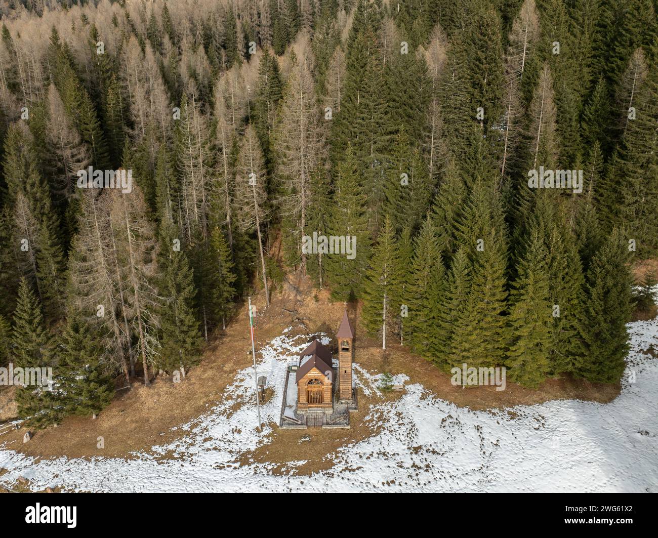 Chiesetta della Madonna della Neve. Vue panoramique sur les Dolomites en hiver, Italie. Station de ski dans Dolomites, Italie. Vue aérienne drone de Banque D'Images