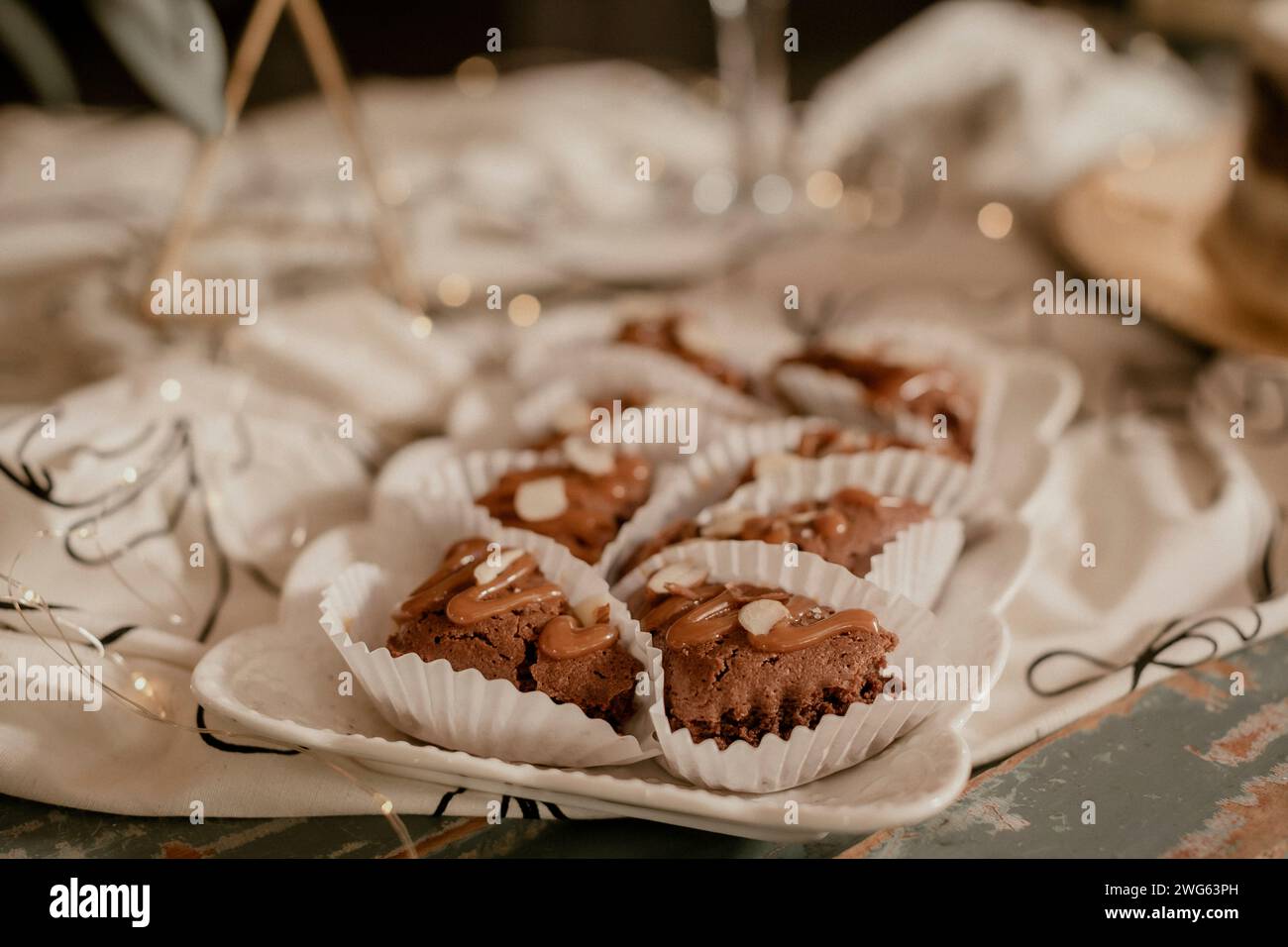 Brownies au chocolat savoureux, portions avec sauce caramel et arachides. Banque D'Images