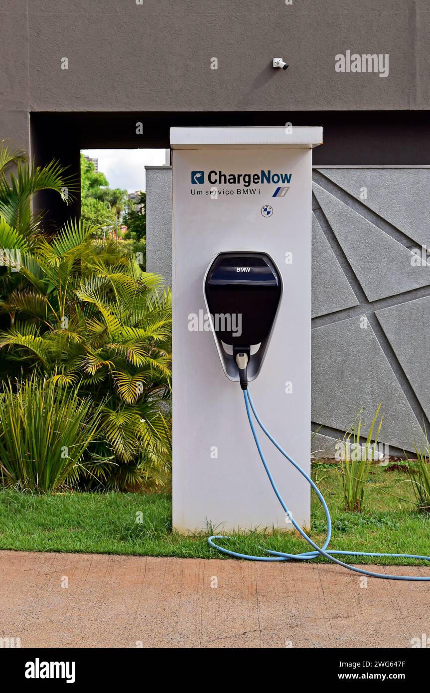 RIBEIRAO PRETO, SAO PAULO, BRÉSIL - 24 décembre 2023 : borne de recharge pour voitures électriques Banque D'Images