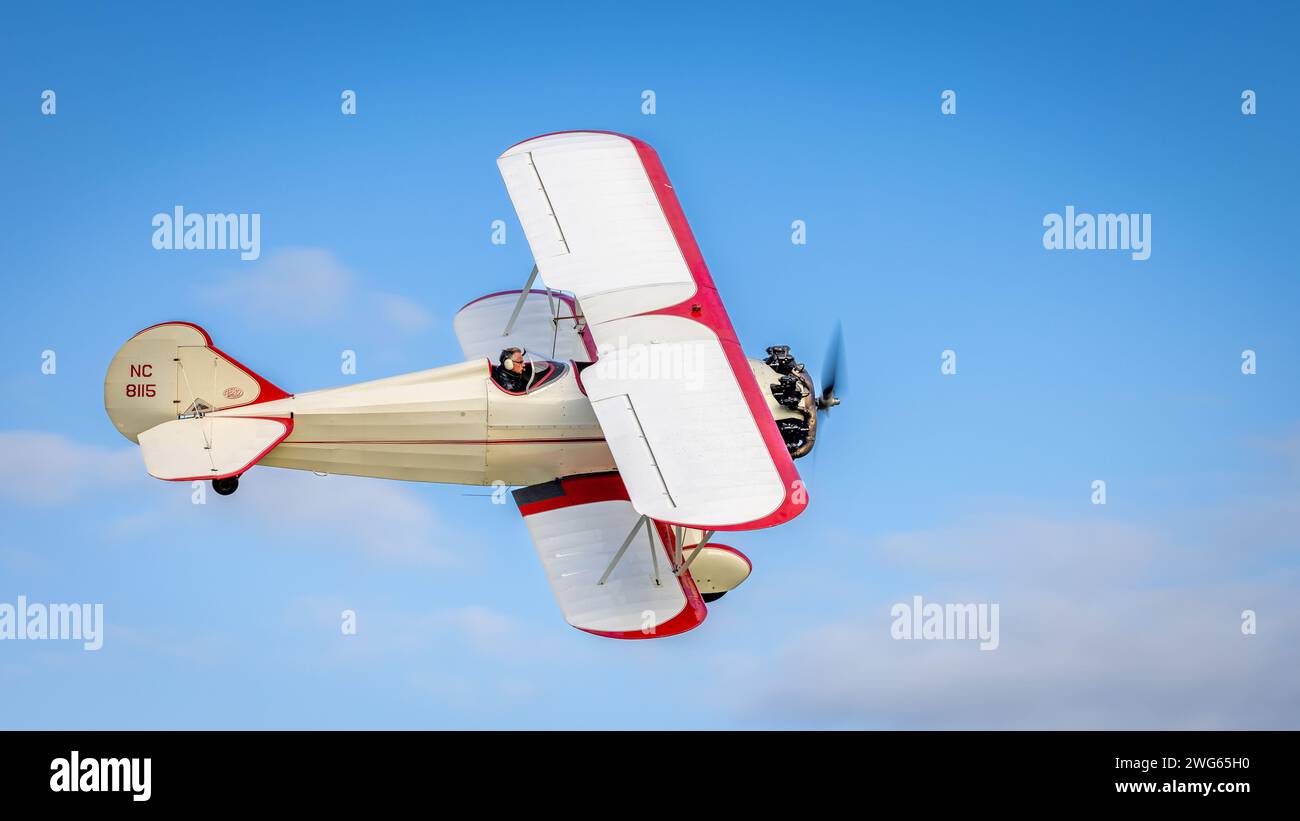 Old Warden, Royaume-Uni - 2 octobre 2022 : avion d'époque Curtiss wright Travel air 4000 vole près du sol Banque D'Images