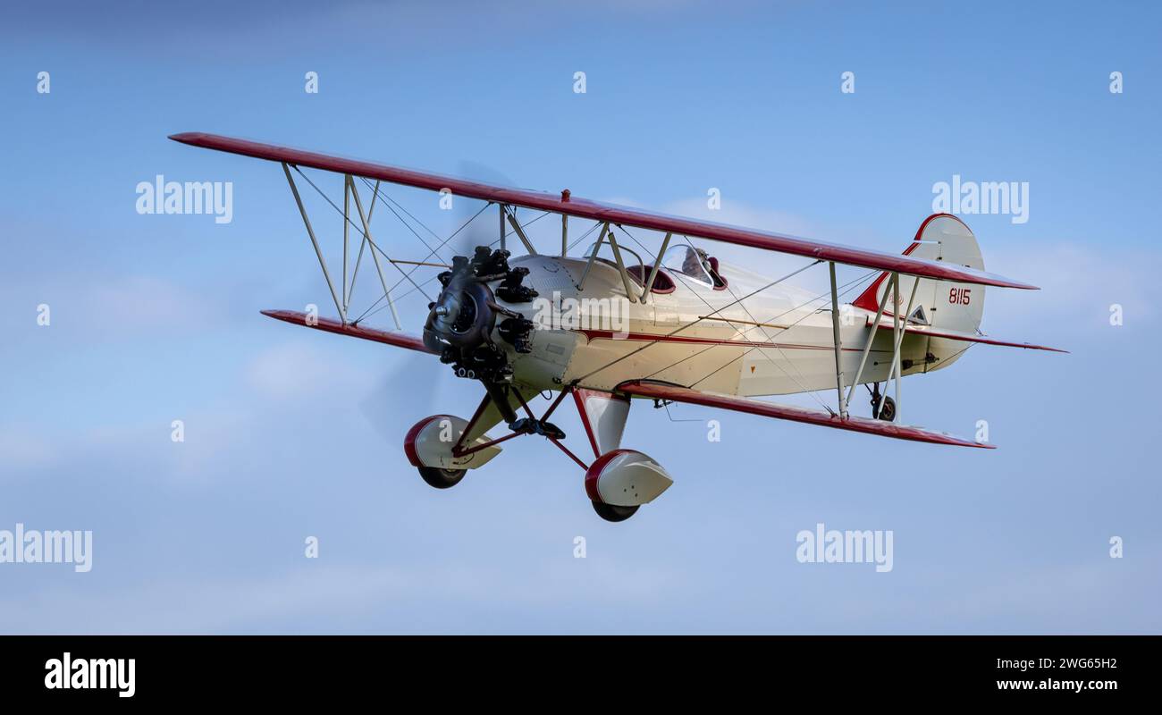 Old Warden, Royaume-Uni - 2 octobre 2022 : avion d'époque Curtiss wright voyage air 4000 volant près du sol Banque D'Images