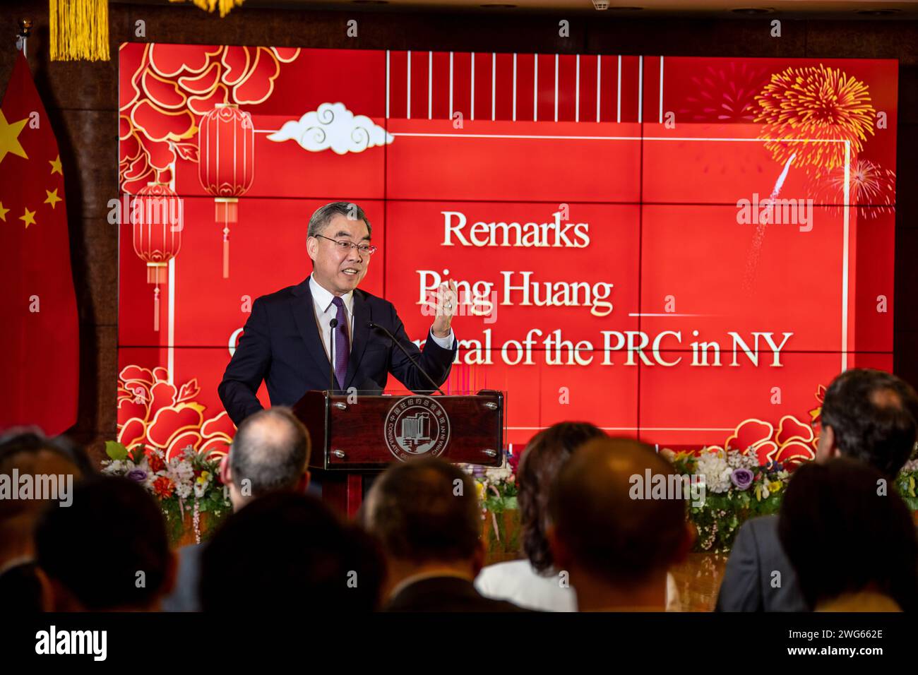 New York, États-Unis. 31 janvier 2024. Huang Ping, consul général de Chine à New York, prend la parole lors d'un événement commémorant le 45e anniversaire de la remise par l'Université Temple d'un doctorat honorifique en droit au vice-premier ministre chinois de l'époque, Deng Xiaoping, au Consulat général de Chine à New York, aux États-Unis, le 31 janvier 2024. POUR ALLER DE L'AVANT AVEC «l'initiative chinoise d'échange d'éducation crée des opportunités pour la jeunesse américaine, disent les chercheurs» crédit : Winston Zhou/Xinhua/Alamy Live News Banque D'Images