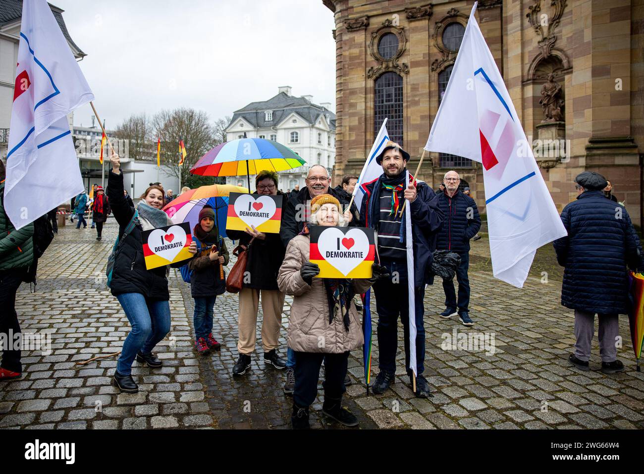 03 février 2024, Sarre, Saarbrücken : les participants au rassemblement organisé par l'alliance de campagne 'Bunt statt Braun Sarren' se tiennent devant la Ludwigskirche avec des affiches 'J'aime la démocratie'. Avec la manifestation, les participants veulent envoyer un signal de résistance contre les activités d’extrême droite. Photo : Laszlo Pinter/dpa Banque D'Images