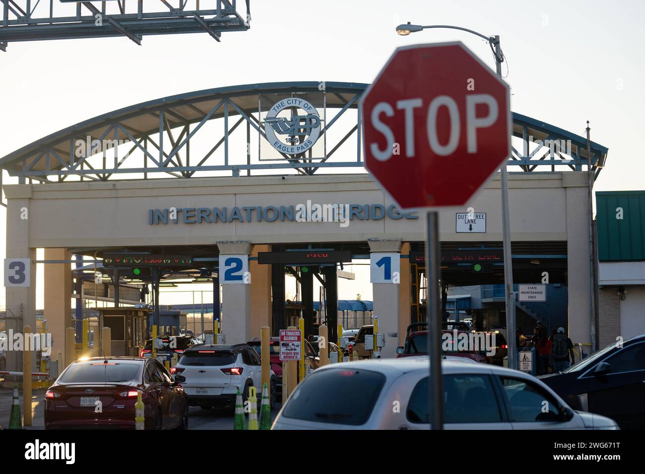 Eagle Pass, États-Unis. 1 février 2024. Les véhicules traversent le pont international pour quitter les États-Unis à la frontière entre les États-Unis et le Mexique, à Eagle Pass, Texas, États-Unis, le 1 février, 2024. crédit : Liu Jie/Xinhua/Alamy Live News Banque D'Images