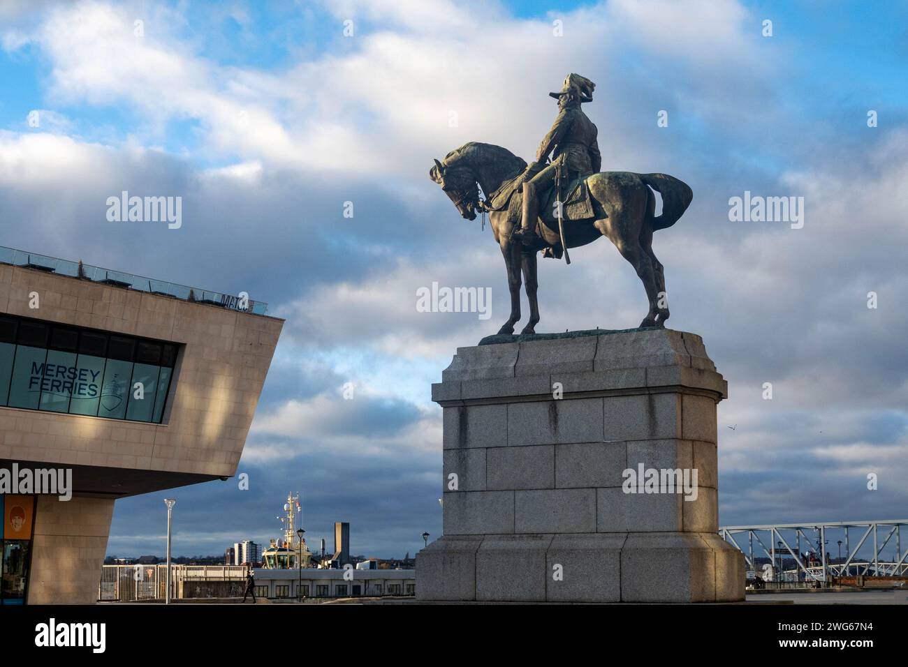 A monté la statue du roi Edward VII à Pier Head à Liverpool Banque D'Images