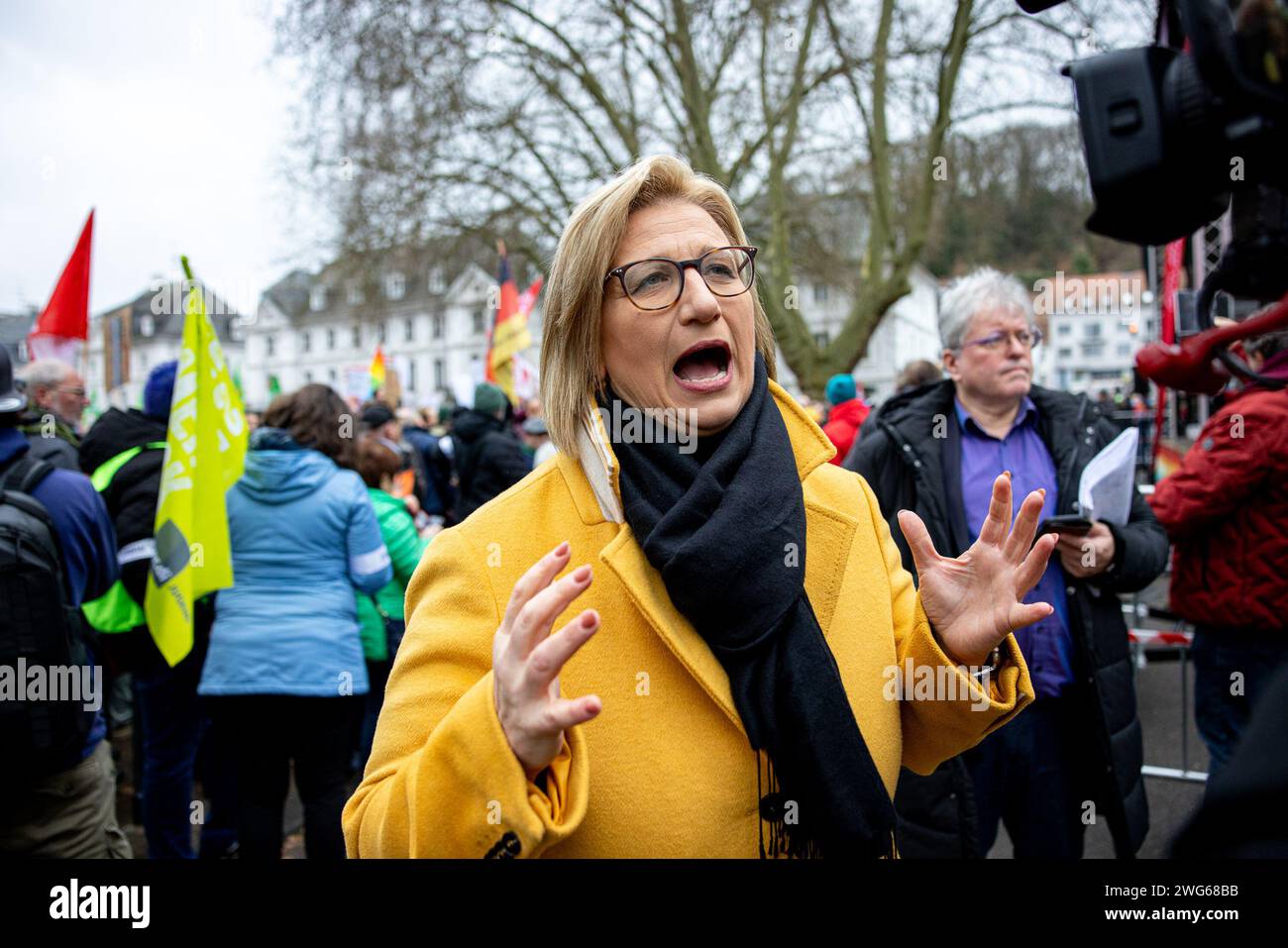 03 février 2024, Sarre, Saarbrücken : Anke Rehlinger (SPD), ministre-président de la Sarre, accorde une interview à radio Salü en marge du rassemblement de campagne de l'alliance Bunt statt Braun Saarland. Avec la manifestation, les participants veulent donner l'exemple de la résistance contre les activités de l'extrême droite. Photo : Laszlo Pinter/dpa Banque D'Images