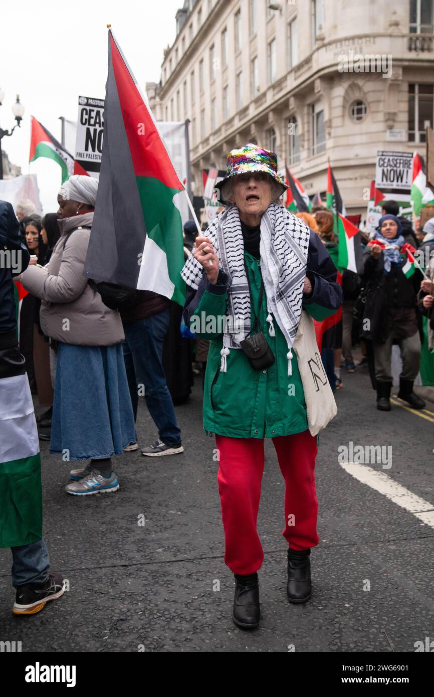 Londres, Royaume-Uni. 3 février 2024. Marche nationale pour la Palestine avec Piers Corbyn rassemblant des manifestants à Portland place avant de partir pour Regent Street et Picadilly Circus alors que la Metropolitan police Mounted Branch et leurs collègues piétons et motocyclistes surveillaient de près la procédure. Crédit : Peter Hogan/Alamy Live News Banque D'Images