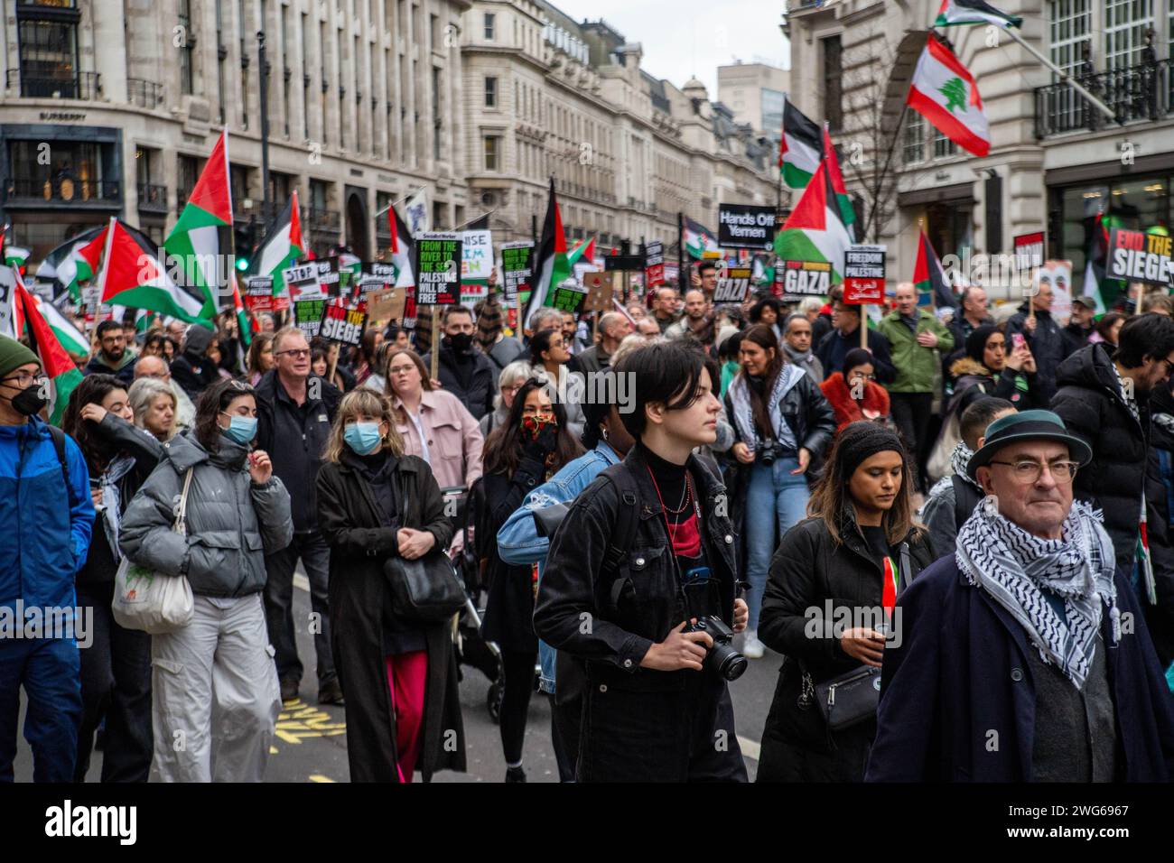 Londres, Royaume-Uni. 3 février 2024. Marche nationale pour la Palestine avec Piers Corbyn rassemblant des manifestants à Portland place avant de partir pour Regent Street et Picadilly Circus alors que la Metropolitan police Mounted Branch et leurs collègues piétons et motocyclistes surveillaient de près la procédure. Crédit : Peter Hogan/Alamy Live News Banque D'Images