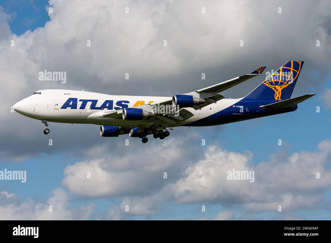 Atlas Air Boeing 747-400F avec immatriculation N493MC en finale pour l'aéroport d'Amsterdam Schiphol Banque D'Images