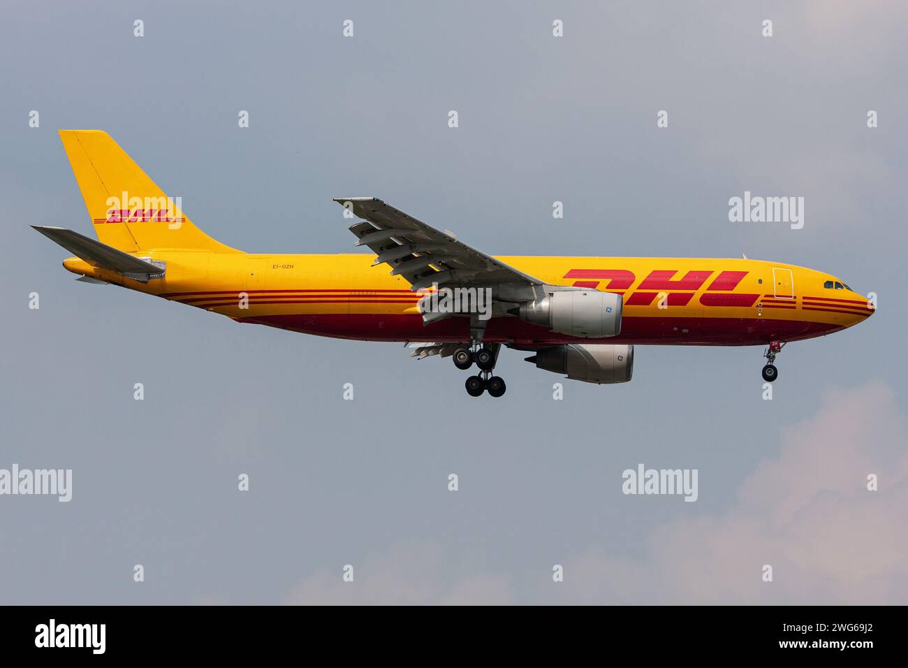 DHL Aviation Airbus A300F avec immatriculation EI-OZH en finale pour l'aéroport d'Amsterdam Schiphol Banque D'Images