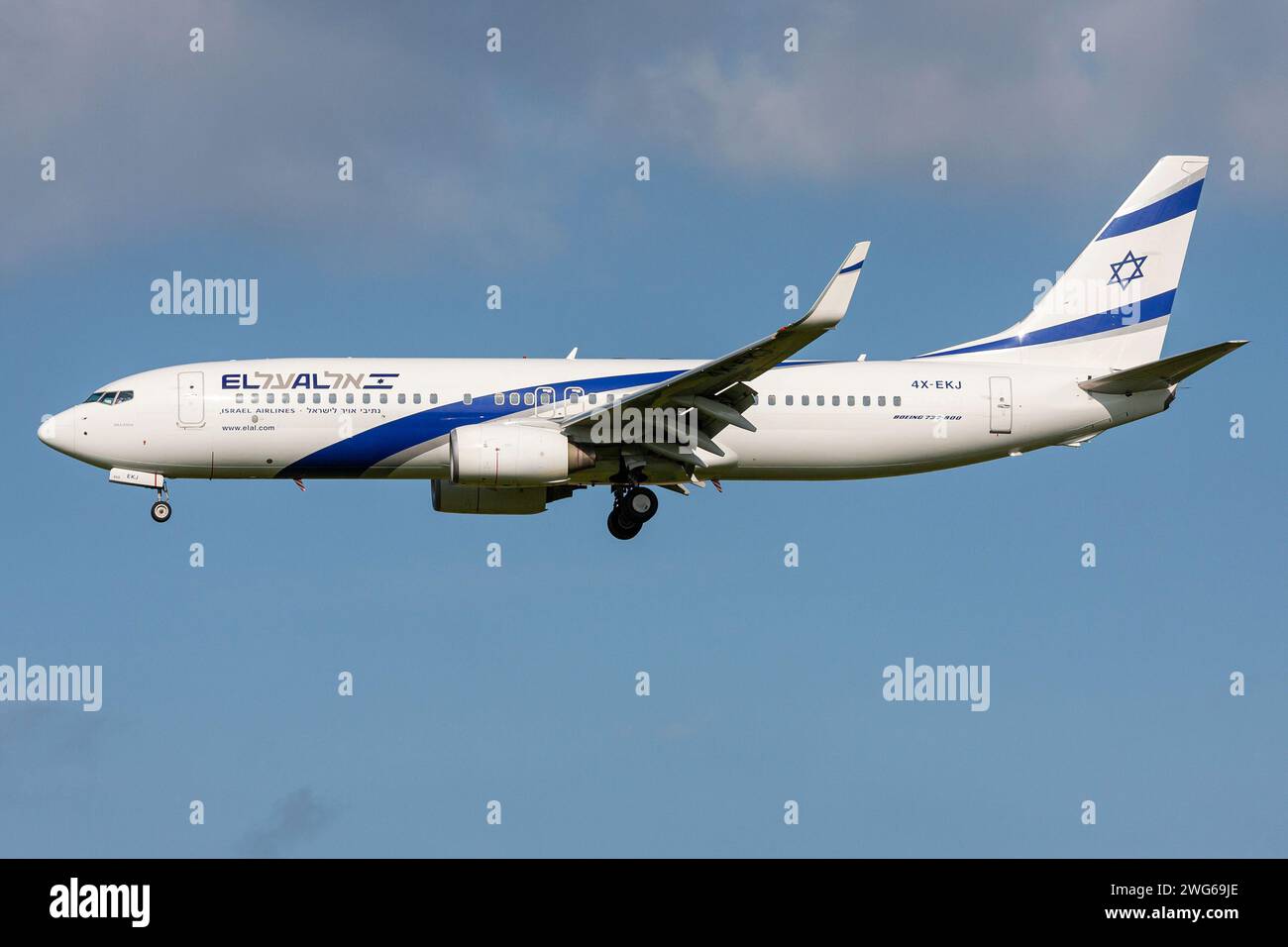 Boeing 737-800 israélien El Al avec immatriculation 4X-EKJ en finale pour l'aéroport d'Amsterdam Schiphol Banque D'Images