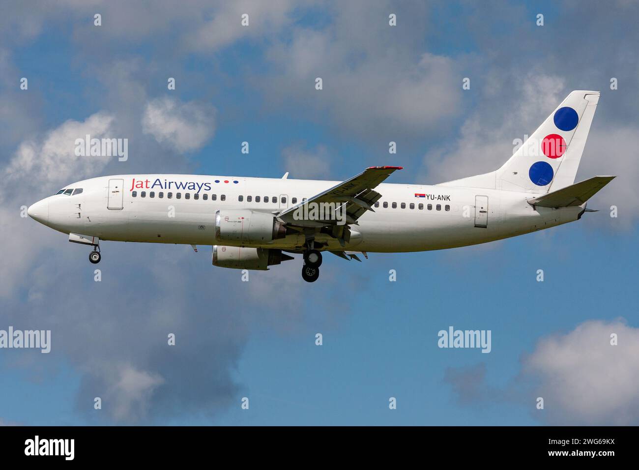 Serbe Jat Airways Boeing 737-300 avec immatriculation YU-ANK en finale pour l'aéroport d'Amsterdam Schiphol Banque D'Images