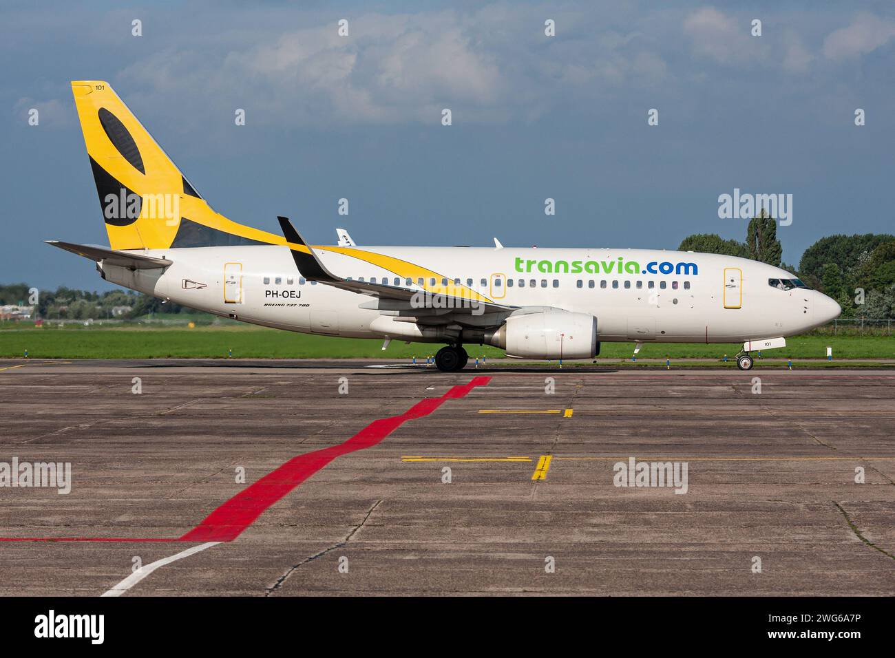 Néerlandais Transavia Boeing 737-700 immatriculé pH-OEJ en livrée Enerjet de base à l'aéroport de Rotterdam la Haye Banque D'Images