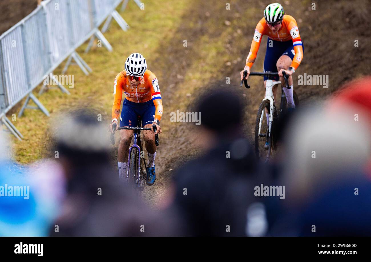 Tabor, République tchèque. 03 février 2024. TABOR - Ceylin Alvarado (l) et Manon Bakker lors de la course féminine des championnats du monde de cyclo-cross à Tabor, République tchèque. ANP IRIS VAN DEN BROEK crédit : ANP/Alamy Live News Banque D'Images