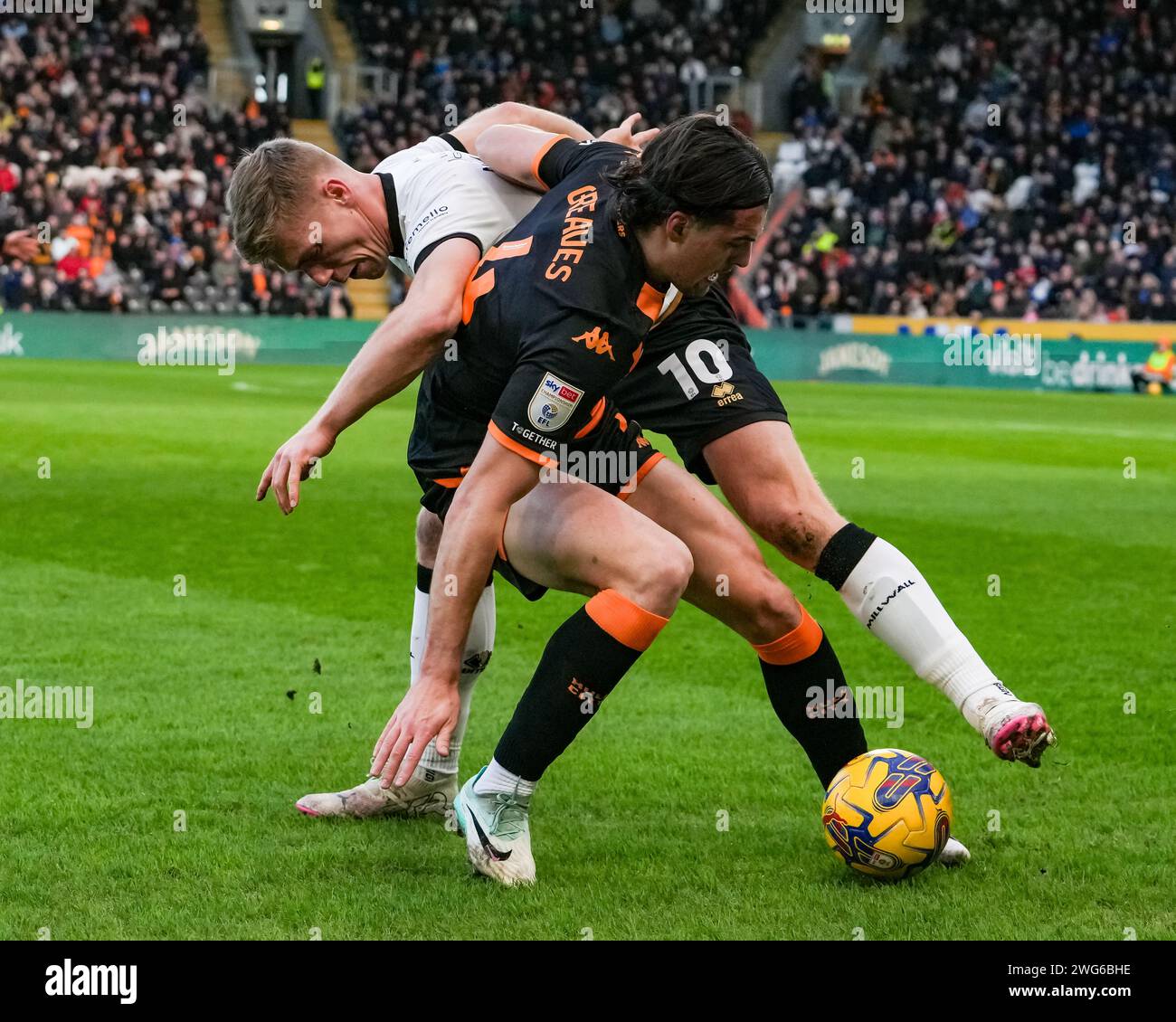 HULL, ROYAUME-UNI. 3 février 2024. EFL Championship football League : Hull City AFC contre Millwall FC. Jacob Greaves de Hull City s'emmêle avec Zian Flemming de Millwall FC. Crédit Paul Whitehurst/Alamy Live News Banque D'Images