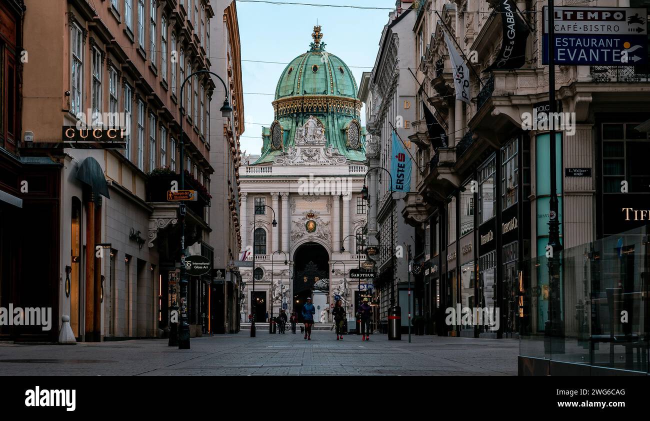 Sérénité matinale au palais Hofburg de Vienne avec rue commerçante de luxe au premier plan Banque D'Images