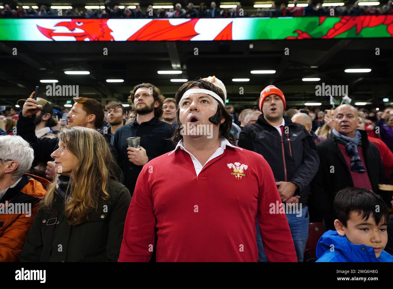 Les fans du pays de Galles chantent l'hymne national avant le match Guinness six Nations au Principality Stadium de Cardiff. Date de la photo : Samedi 3 février 2024. Banque D'Images