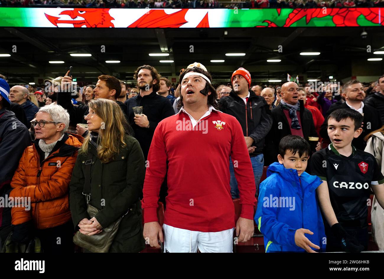 Les fans du pays de Galles chantent l'hymne national avant le match Guinness six Nations au Principality Stadium de Cardiff. Date de la photo : Samedi 3 février 2024. Banque D'Images