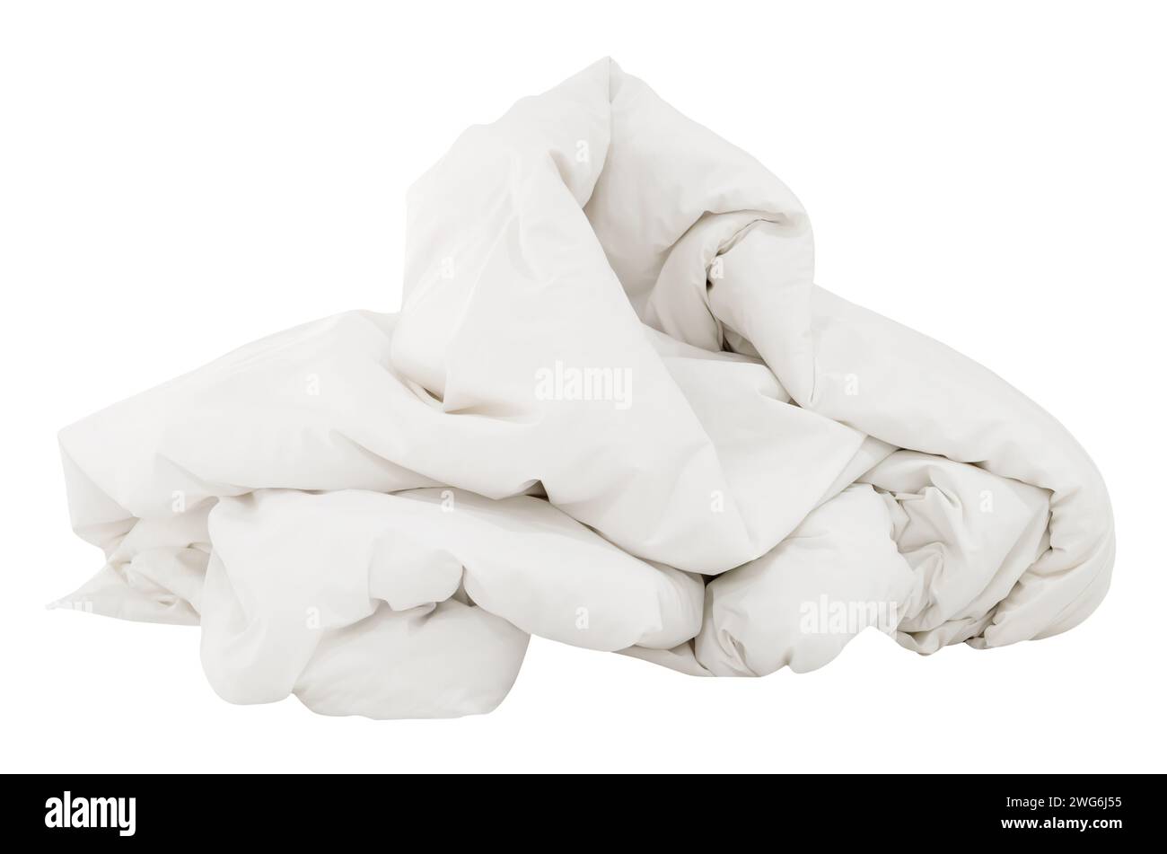 Couverture froissée blanche dans la chambre d'hôtel laissée désordonnée après l'utilisation par le client pendant la nuit est isolée sur fond blanc avec le chemin de détourage. Banque D'Images
