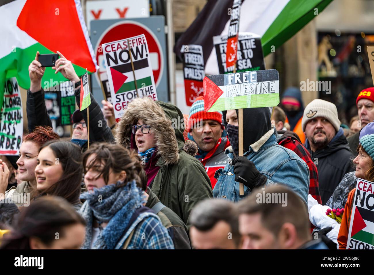 Royal Mile, Édimbourg, Écosse, Royaume-Uni, 3 février 2024. Marche pro-palestinienne : des centaines de personnes défilent dans une manifestation brandissant des drapeaux palestiniens dans une manifestation contre Israël organisée par la campagne de solidarité pour la Palestine écossaise. Crédit : Sally Anderson/Alamy Live News Banque D'Images