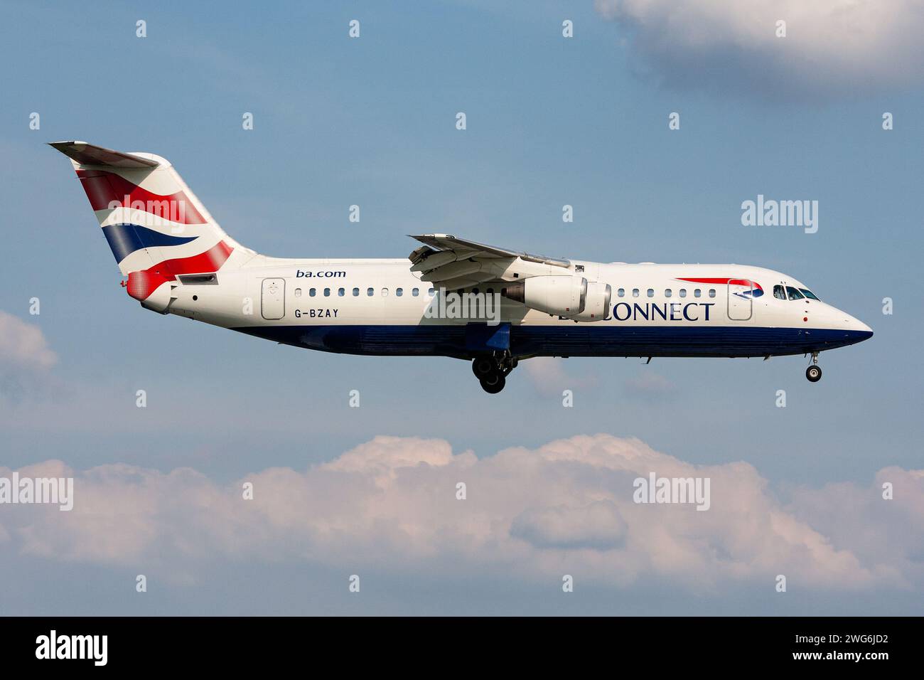 BA Connect BAE Avro RJ-100 avec enregistrement G-BZAY en finale pour l'aéroport d'Amsterdam Schiphol Banque D'Images