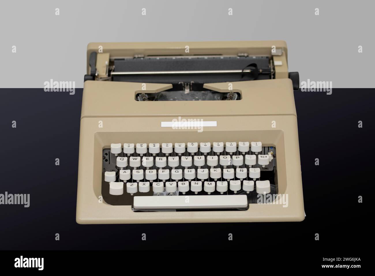Vue de face d'une machine à écrire manuelle sur un bureau en bois noir Banque D'Images