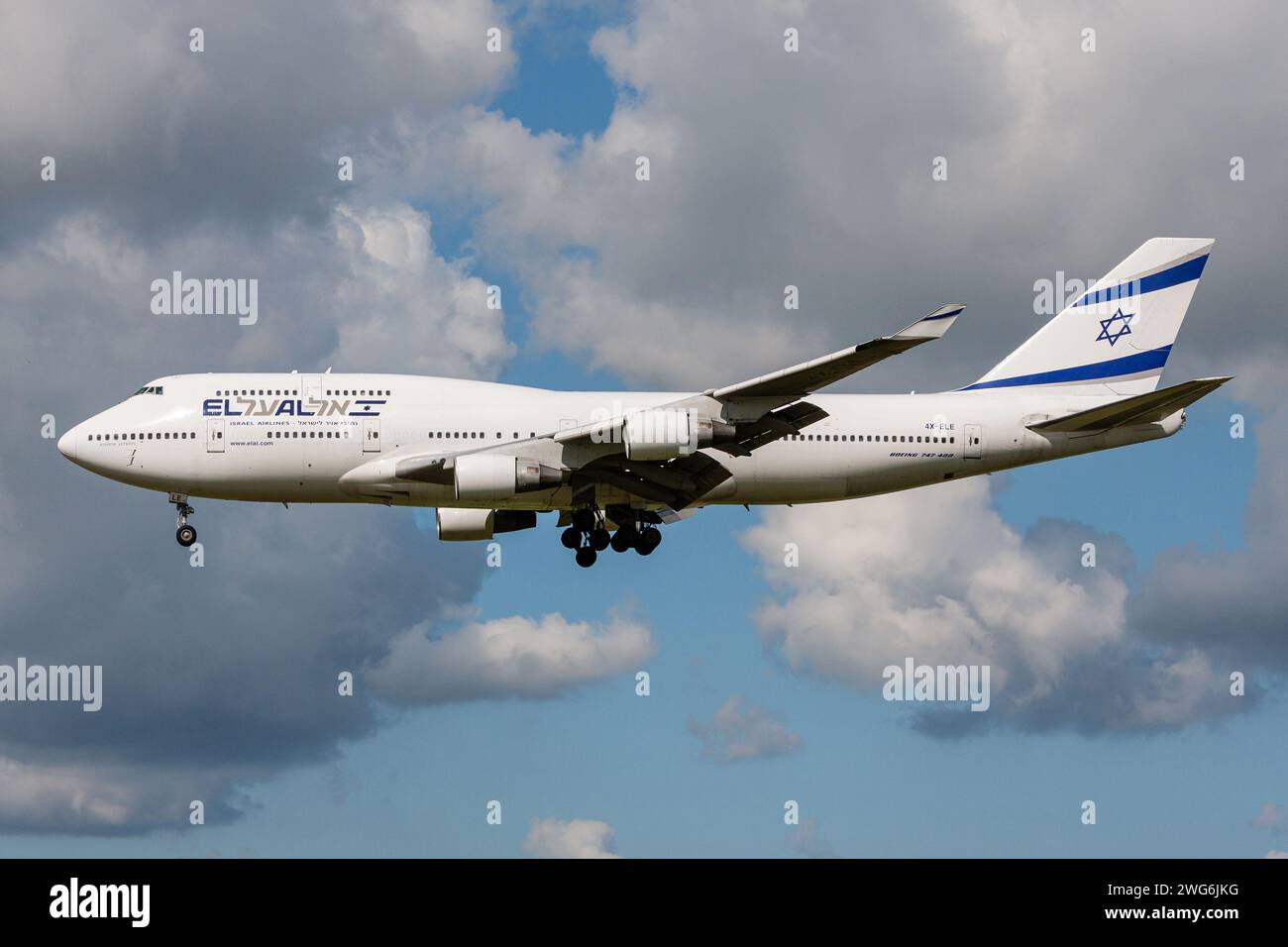 Boeing 747-400 israélien El Al avec immatriculation 4X-ELE en finale pour l'aéroport d'Amsterdam Schiphol Banque D'Images