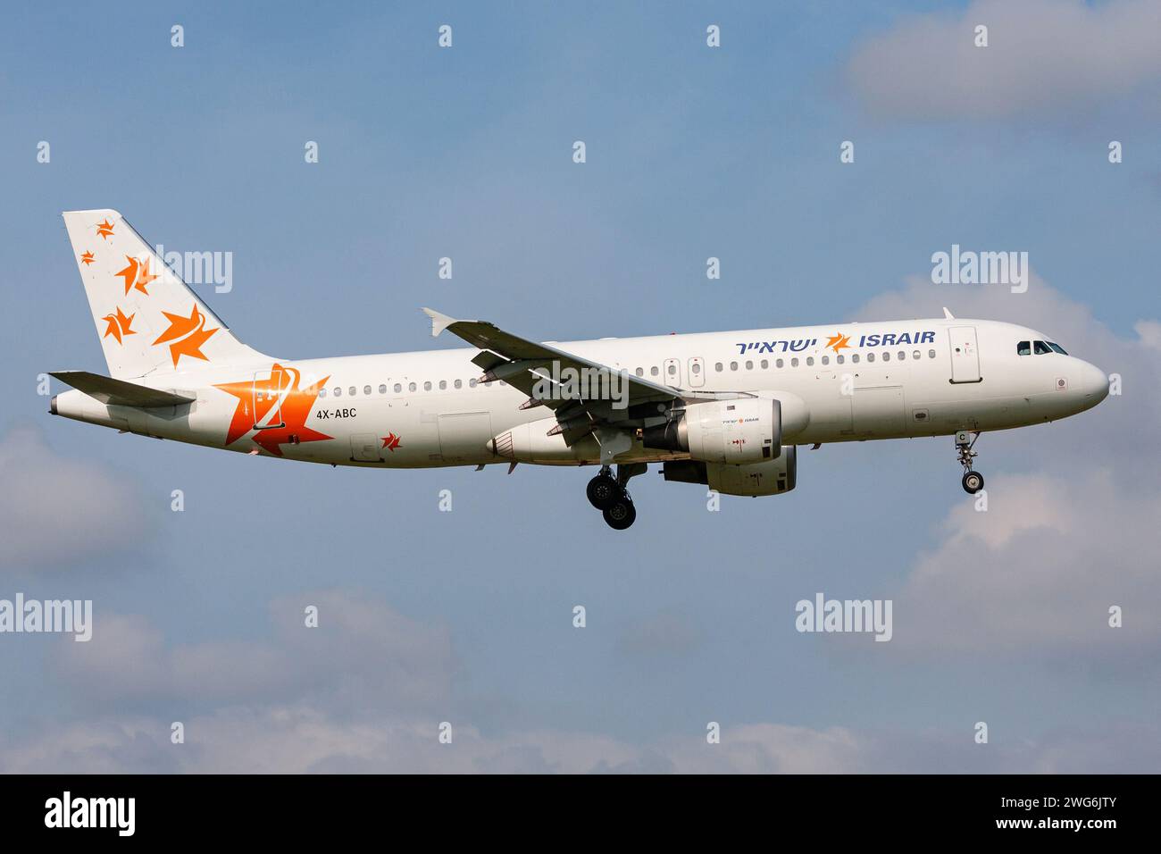 Airbus A320-200 israélien Israir avec immatriculation 4X-ABC en finale pour l'aéroport d'Amsterdam Schiphol Banque D'Images