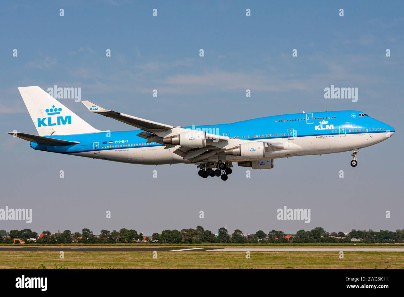 Néerlandais KLM Boeing 747-400 avec immatriculation pH-BFT en finale courte pour l'aéroport d'Amsterdam Schiphol Banque D'Images