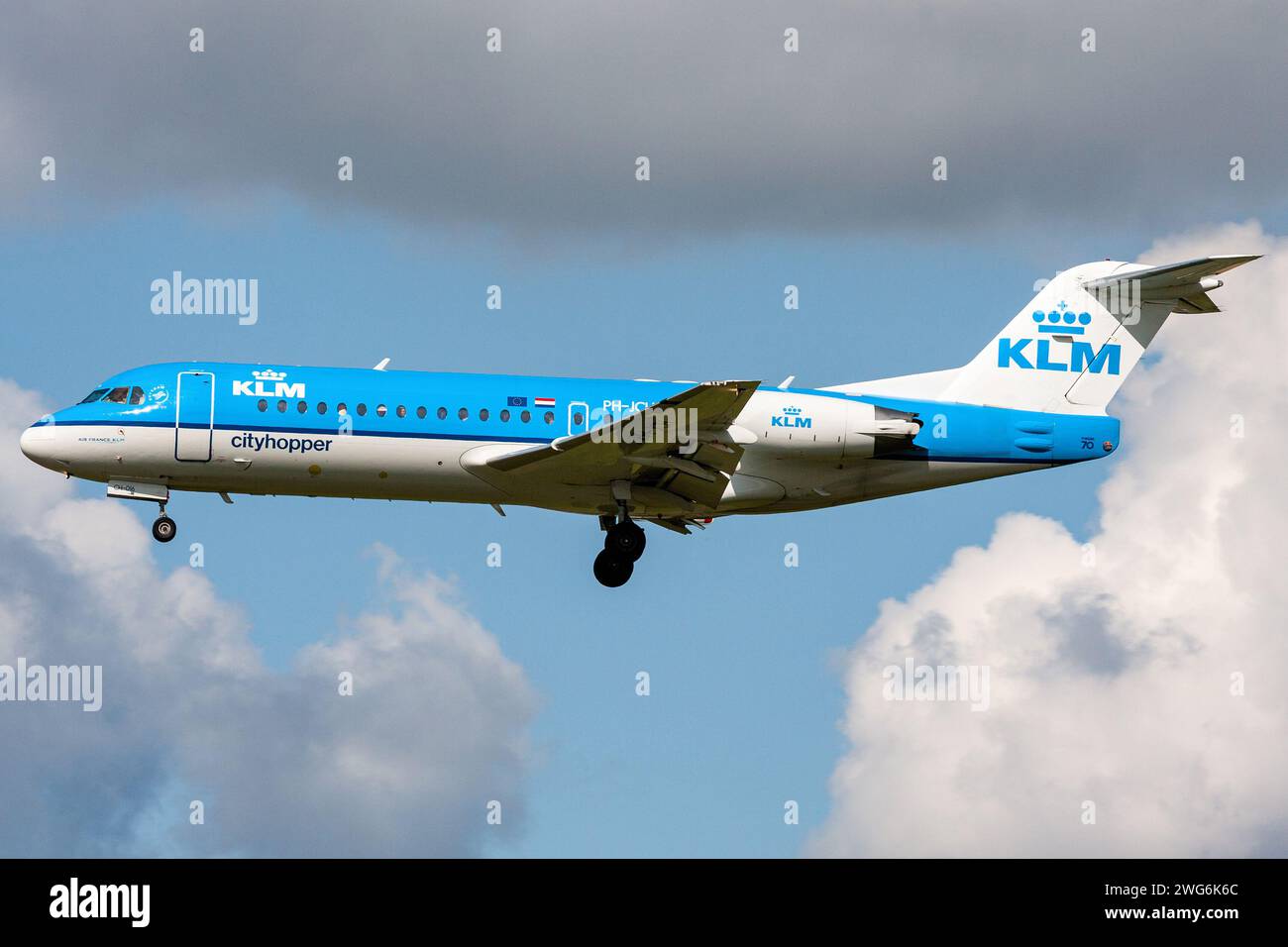 Néerlandais KLM Cityhopper Fokker 70 avec enregistrement pH-JCH en finale pour l'aéroport d'Amsterdam Schiphol Banque D'Images