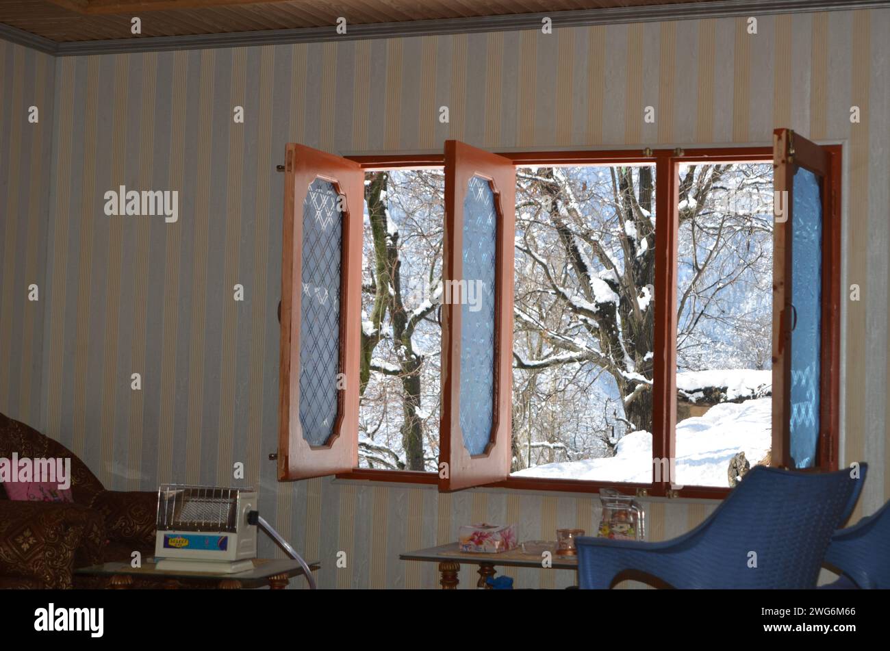 Fenêtre en dehors des chutes de neige belle scène Banque D'Images