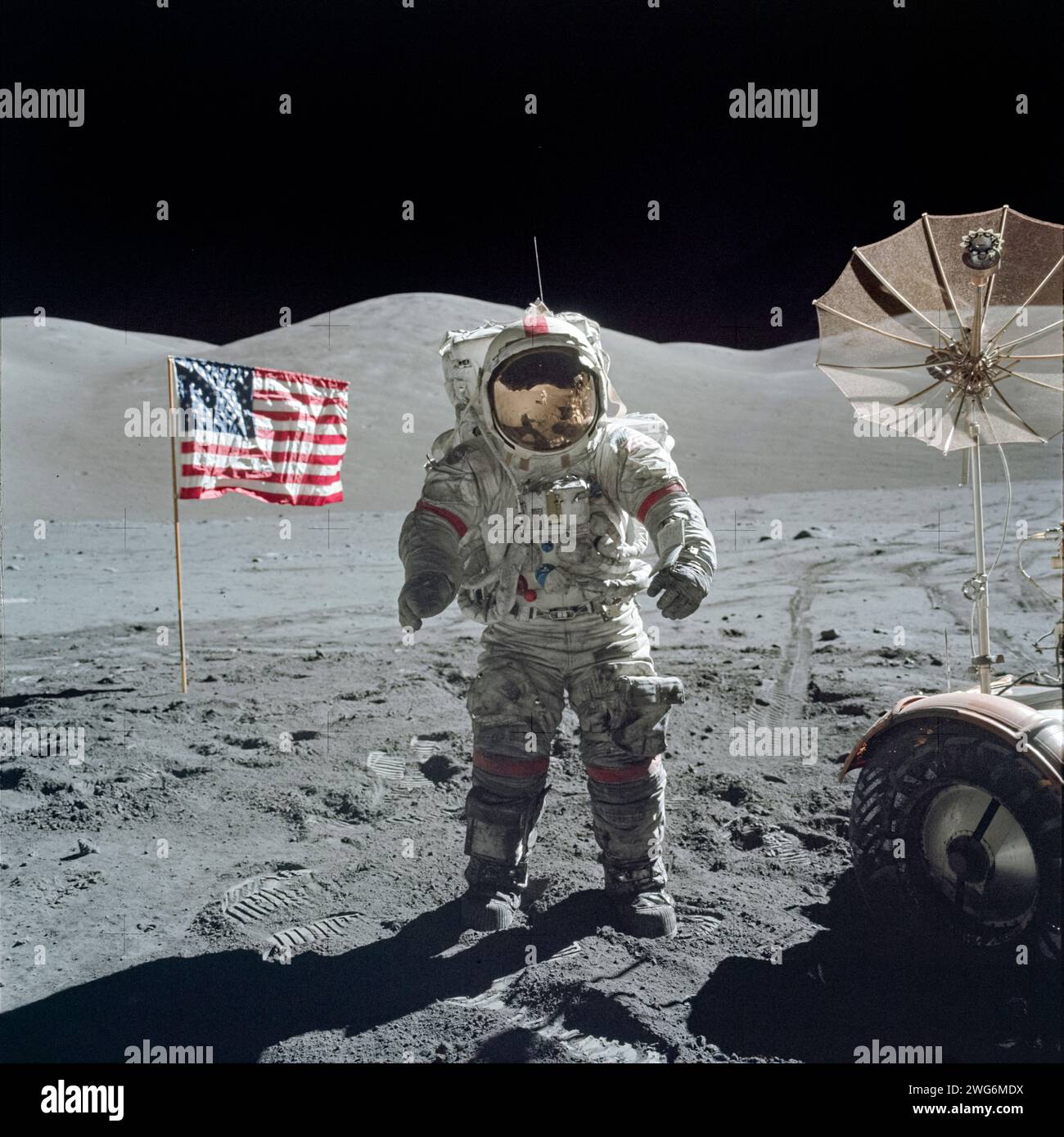 L'astronaute Gene Cernan d'Apollo 17 lors de leur troisième moonwalk le 13 décembre 1972. Photographie prise par Harrison Schmitt dont le reflet peut être vu dans la visière avec la Terre flottant au-dessus. Banque D'Images