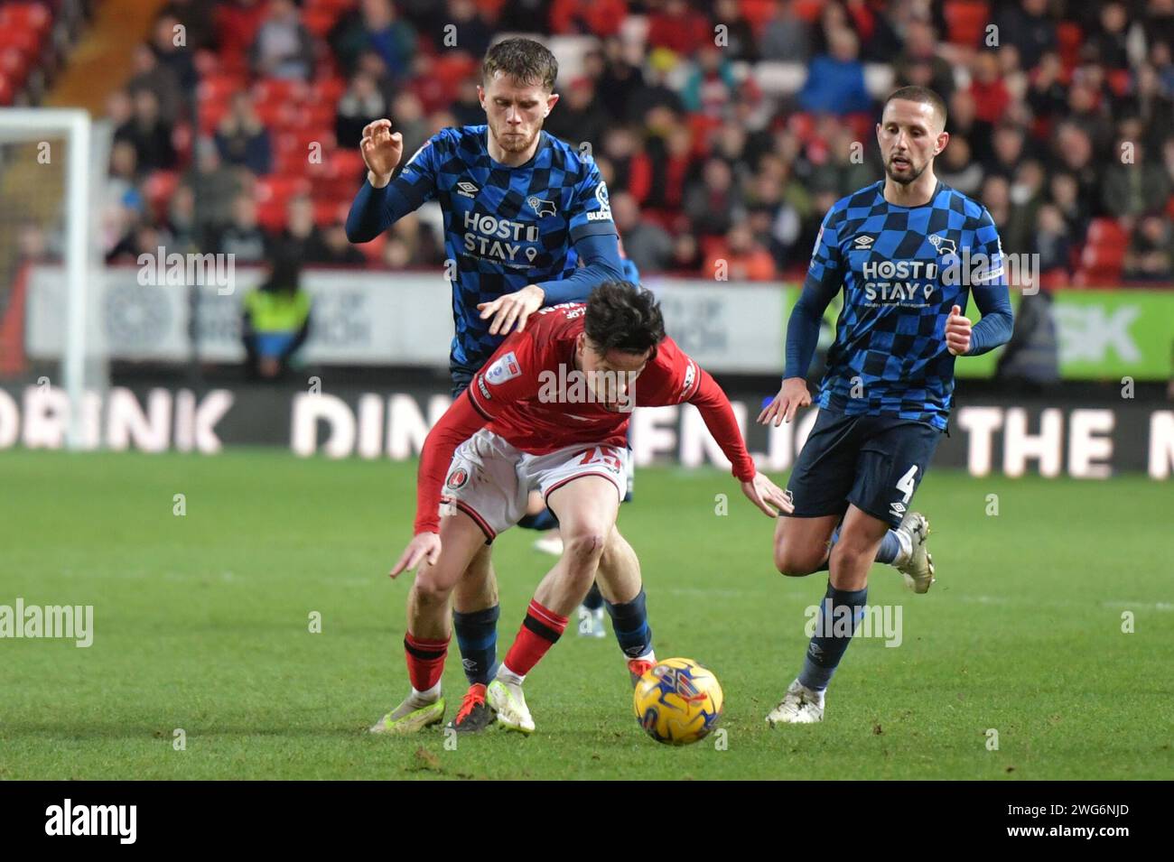 Londres, Angleterre. 3 février 2024. Louie Watson de Charlton Athletic est fauché par Max Bird de Derby County lors du match Sky Bet EFL League One entre Charlton Athletic et Derby County. Kyle Andrews/Alamy Live News Banque D'Images