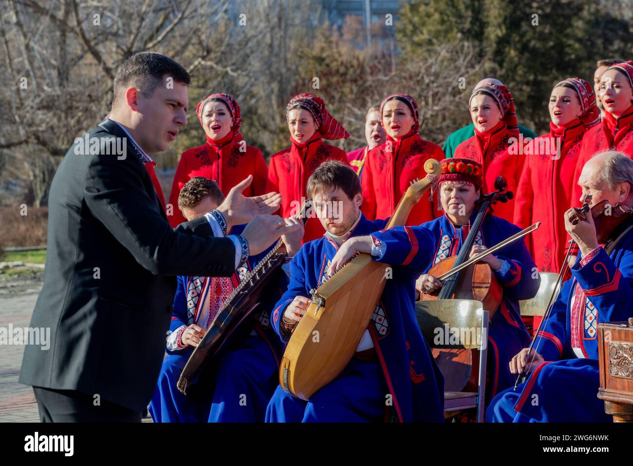 Non exclusif : BORODIANKA, UKRAINE - le 31 JANVIER 2024 - le chef de chœur Oleh Pylyp dirige les membres du G. Veryovka Ukrainian National Honoré AC Banque D'Images