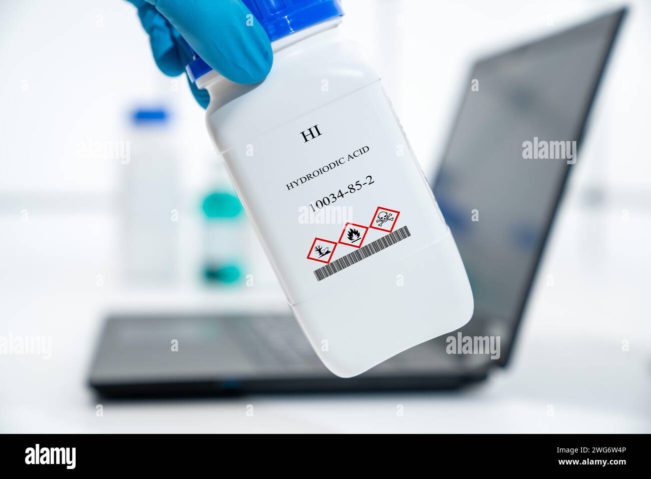 HI acide iodique substance chimique cas 10034-85-2 dans un emballage de laboratoire en plastique blanc Banque D'Images