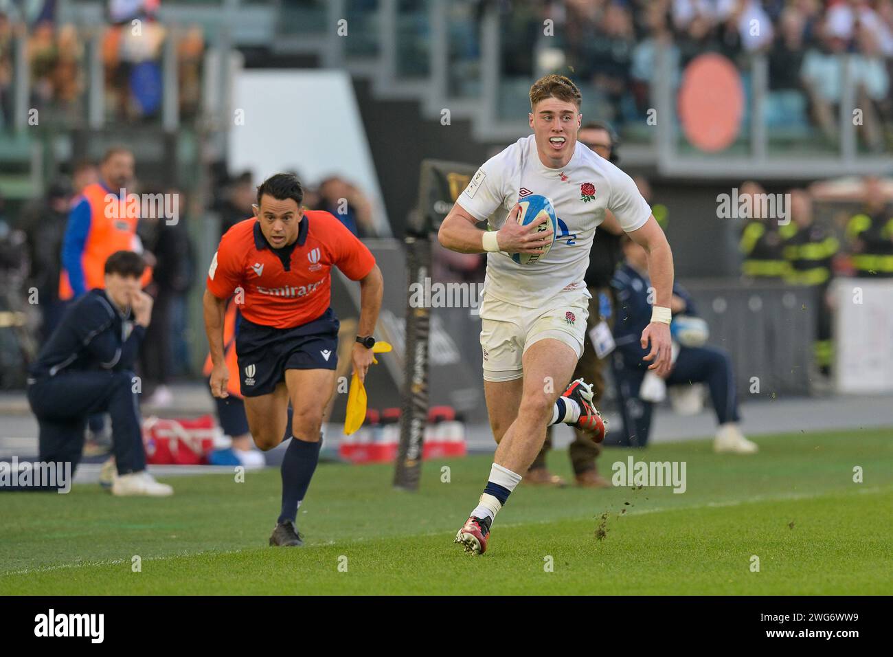Rome, Italie. 3 février 2024 ; Stadio Olimpico, Rome, Italie : six Nations International Rugby, Italie contre Angleterre ; Tommy Freeman suivi de l'arbitre Paul Williams de l'Angleterre Open field run Credit : action plus Sports Images/Alamy Live News Banque D'Images