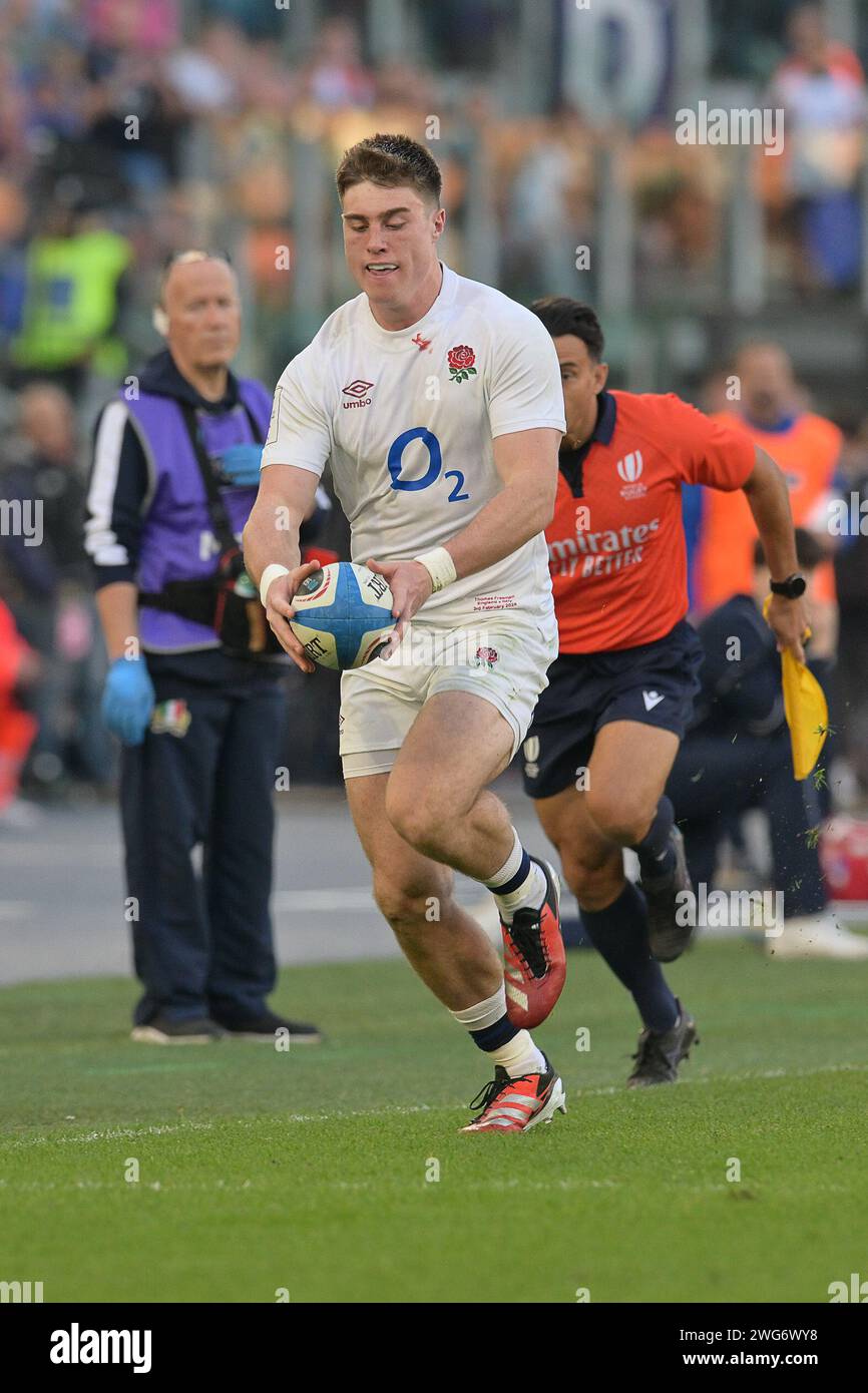 Rome, Italie. 3 février 2024 ; Stadio Olimpico, Rome, Italie : six Nations International Rugby, Italie contre Angleterre ; Tommy Freeman suivi de l'arbitre Paul Williams d'Angleterre crédit : action plus Sports Images/Alamy Live News Banque D'Images