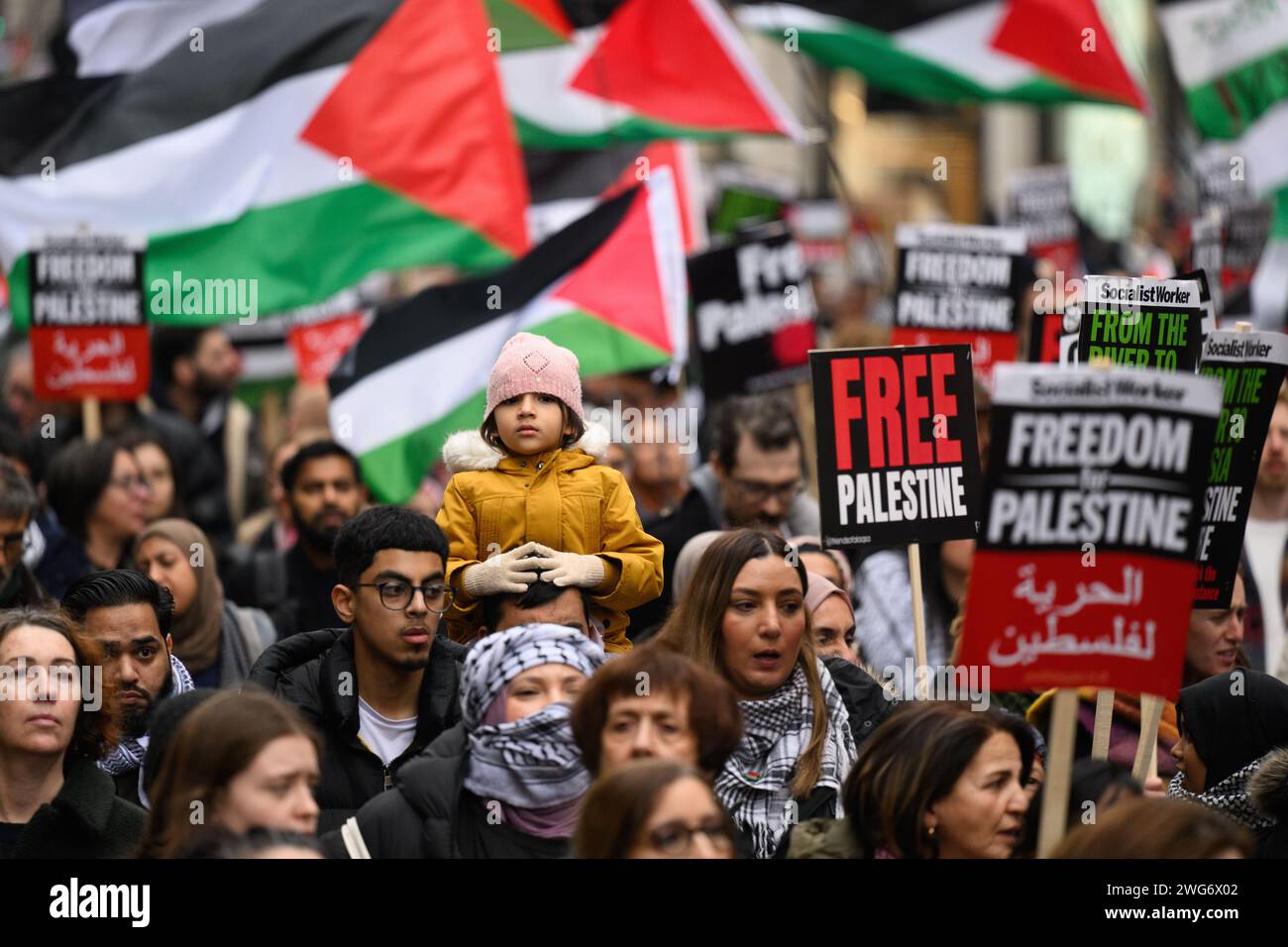 Londres, Royaume-Uni. 3 février 2024 : des milliers de manifestants pro-palestiniens défilent dans le centre de Londres aujourd'hui pour exiger la fin du conflit en cours à Gaza. Le conflit a tué environ 27 000 personnes. Selon la Croix-Rouge, 80 % sont confrontés à une insécurité alimentaire d’urgence ou catastrophique. Crédit : Justin Griffiths-Williams/Alamy Live News Banque D'Images