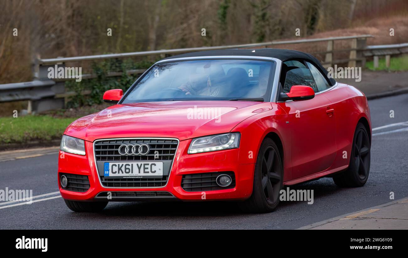 Milton Keynes, UK-3 février 2024 : 2011 voiture rouge Audi A5 conduisant sur une route anglaise. Banque D'Images