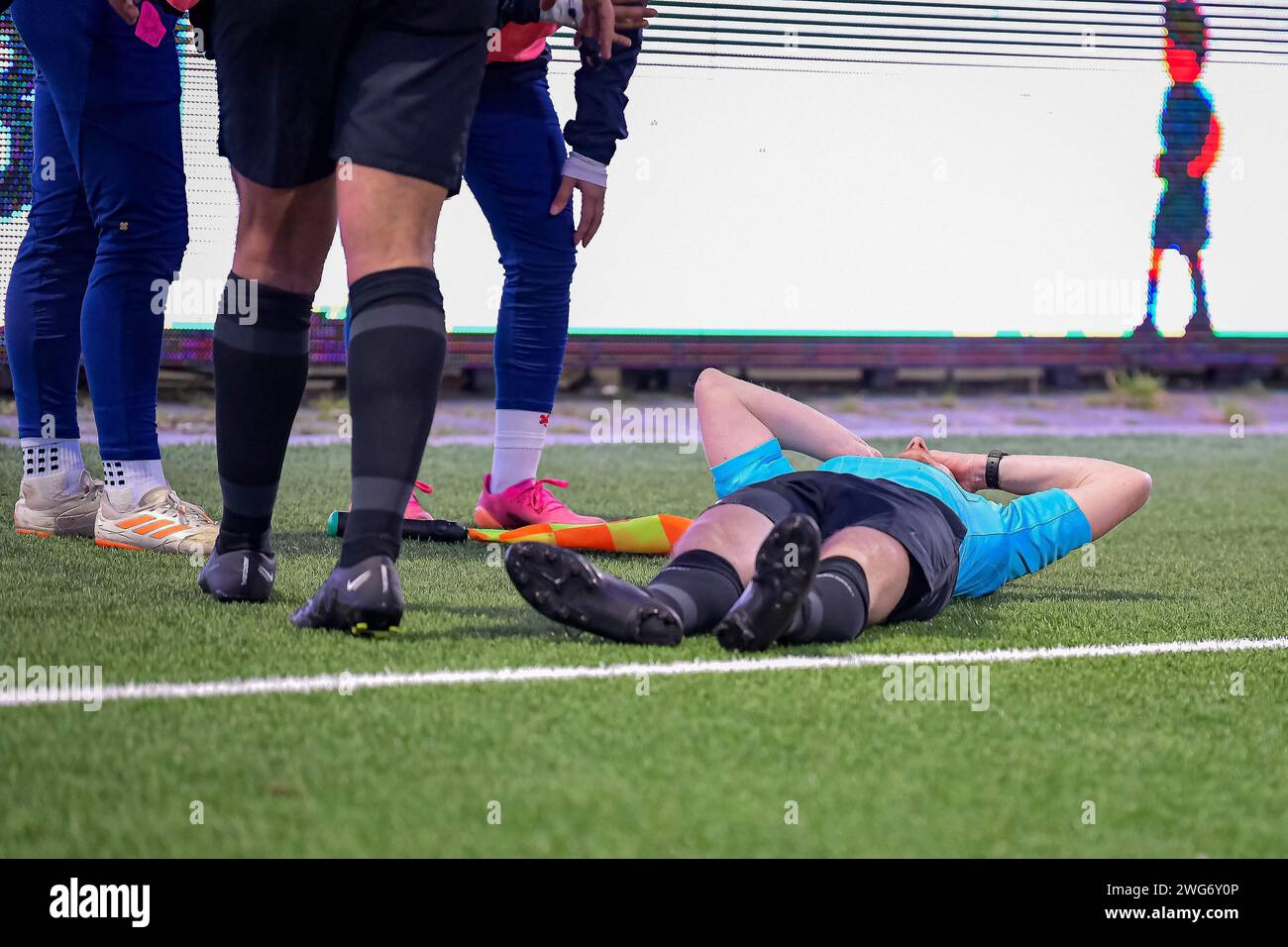 Velsen, pays-Bas. 03 février 2024. VELSEN, PAYS-BAS - FÉVRIER 3 : Jan van Gurp arbitre assistant lors du match Azerion Vrouwen Eredivisie entre SC Telstar et AFC Ajax au 711 Stadion le 3 février 2024 à Velsen, pays-Bas. (Photo de Jan Mulder/Orange Pictures) crédit : Orange pics BV/Alamy Live News Banque D'Images