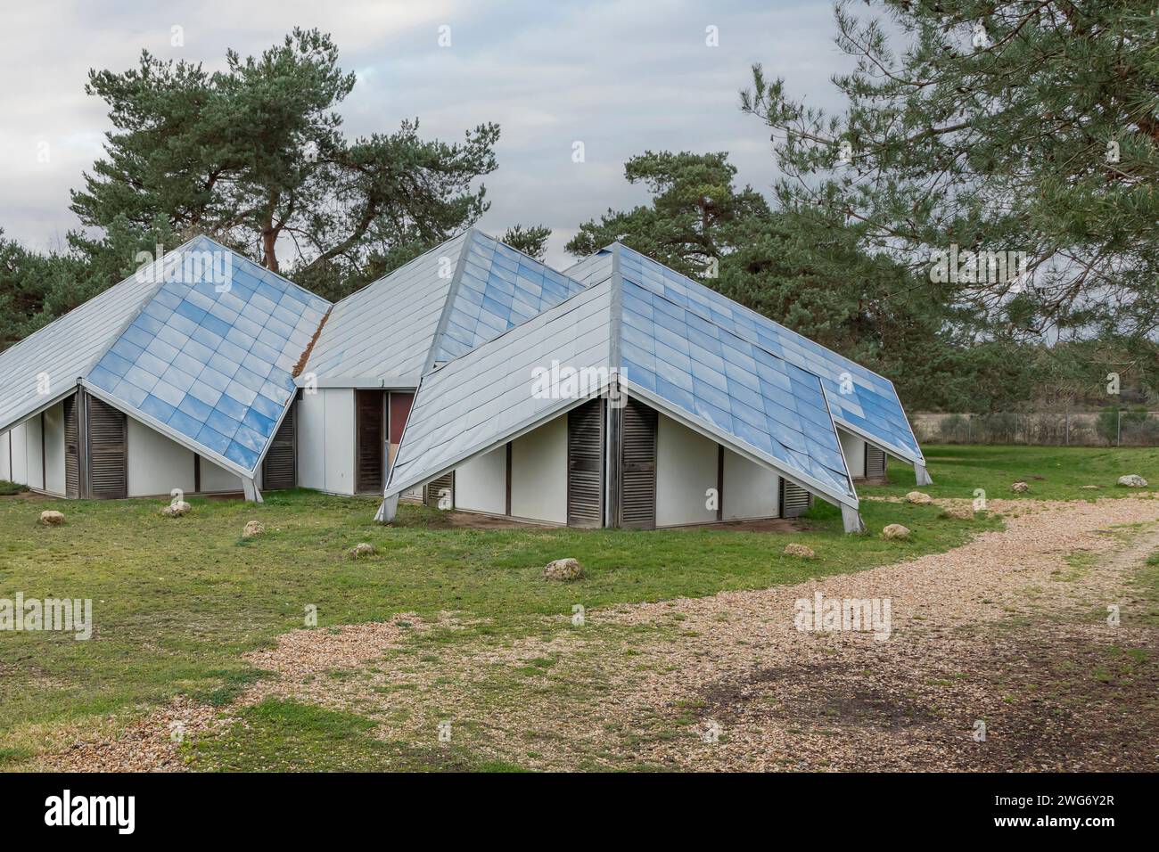 Bâtiments en bois avec de grands toits suspendus regroupés Banque D'Images