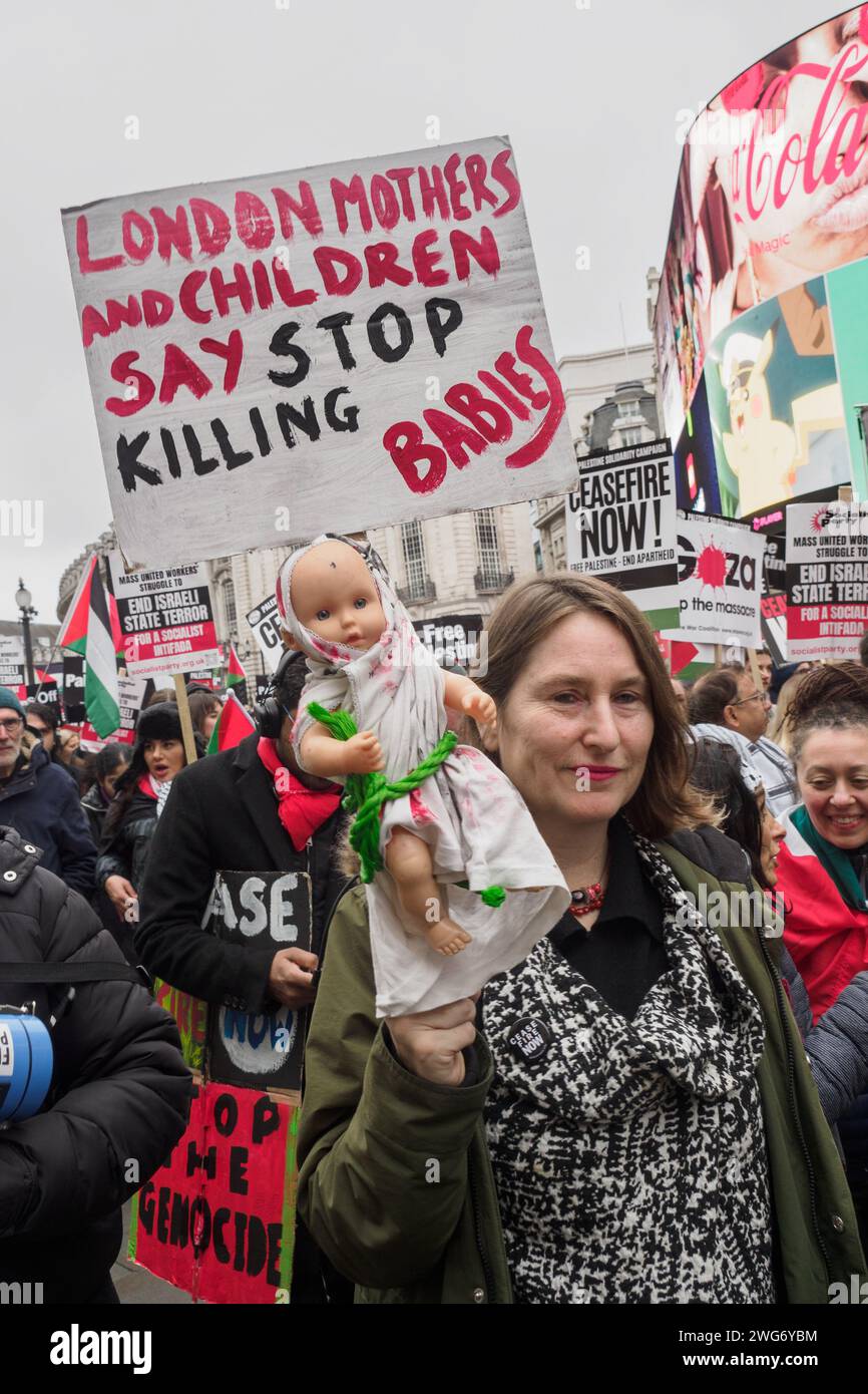 Londres, Royaume-Uni. 3 février 2024. Les mères et les enfants de Londres disent cesser de tuer des bébés. Des centaines de milliers de personnes défilent de la BBC à Downing Street pour réclamer un cessez-le-feu total à Gaza où les forces israéliennes ont maintenant tué plus de 27 000 personnes, principalement des femmes et des enfants, et ignorent la décision de la CIJ de la semaine dernière de prévenir les actes de génocide. L'aide humanitaire et le traitement médical sont en grande partie impossibles et les décès généralisés dus à la maladie et à la famine sont inévitables. Ils appellent au rétablissement du financement de l ' UNRWA et à une solution politique pour instaurer la paix et la justice en Palestine. Peter Marshall/Alamy Live News Banque D'Images