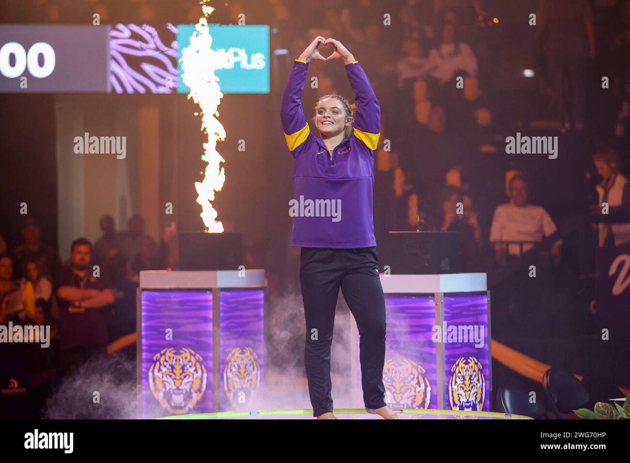 Baton Rouge, LOUISIANE, États-Unis. 02 février 2024. Annie Beard de la LSU est présentée à la foule avant l'action de gymnastique de la NCAA entre les Razorbacks de l'Arkansas et les Tigers de la LSU au Pete Maravich Assembly Center à Baton Rouge, LOUISIANE. Jonathan Mailhes/CSM/Alamy Live News Banque D'Images