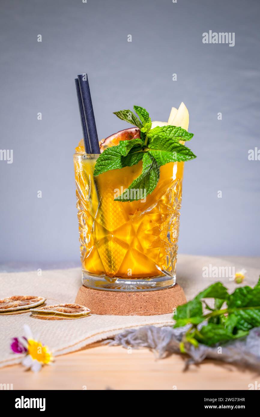 Un verre de cocktail de fruits de la passion brésilienne avec de la menthe fraîche. Banque D'Images
