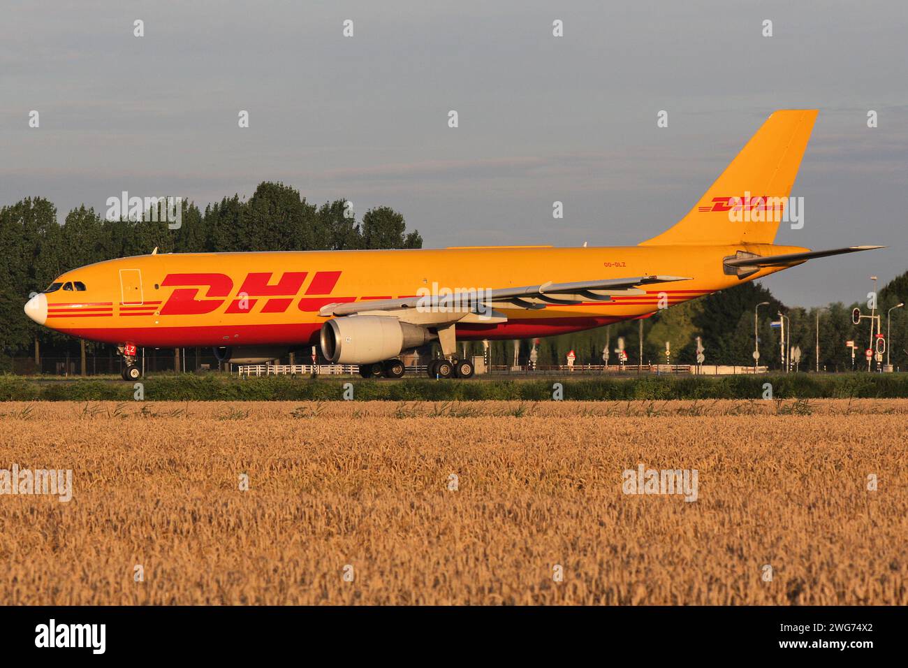 DHL Aviation Airbus A300F immatriculé OO-DLZ roulant sur la voie de circulation V de l'aéroport d'Amsterdam Schiphol Banque D'Images