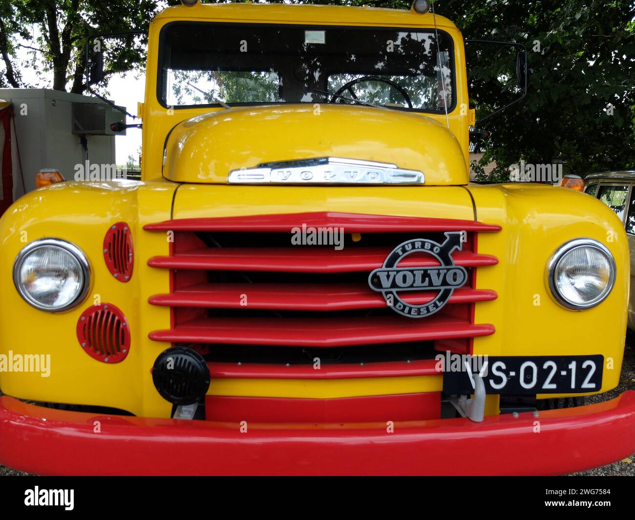Loenen, pays-Bas 8 sept. 2019 vue sur les phares, la calandre et le capot d'un pick-up Volvo L475 Raske avec moteur Turbo Diesel Banque D'Images