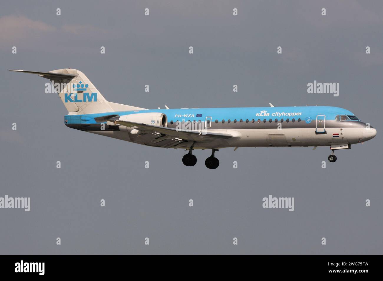 Néerlandais KLM Cityhopper Fokker 70 avec enregistrement pH-WXA en finale pour l'aéroport d'Amsterdam Schiphol Banque D'Images