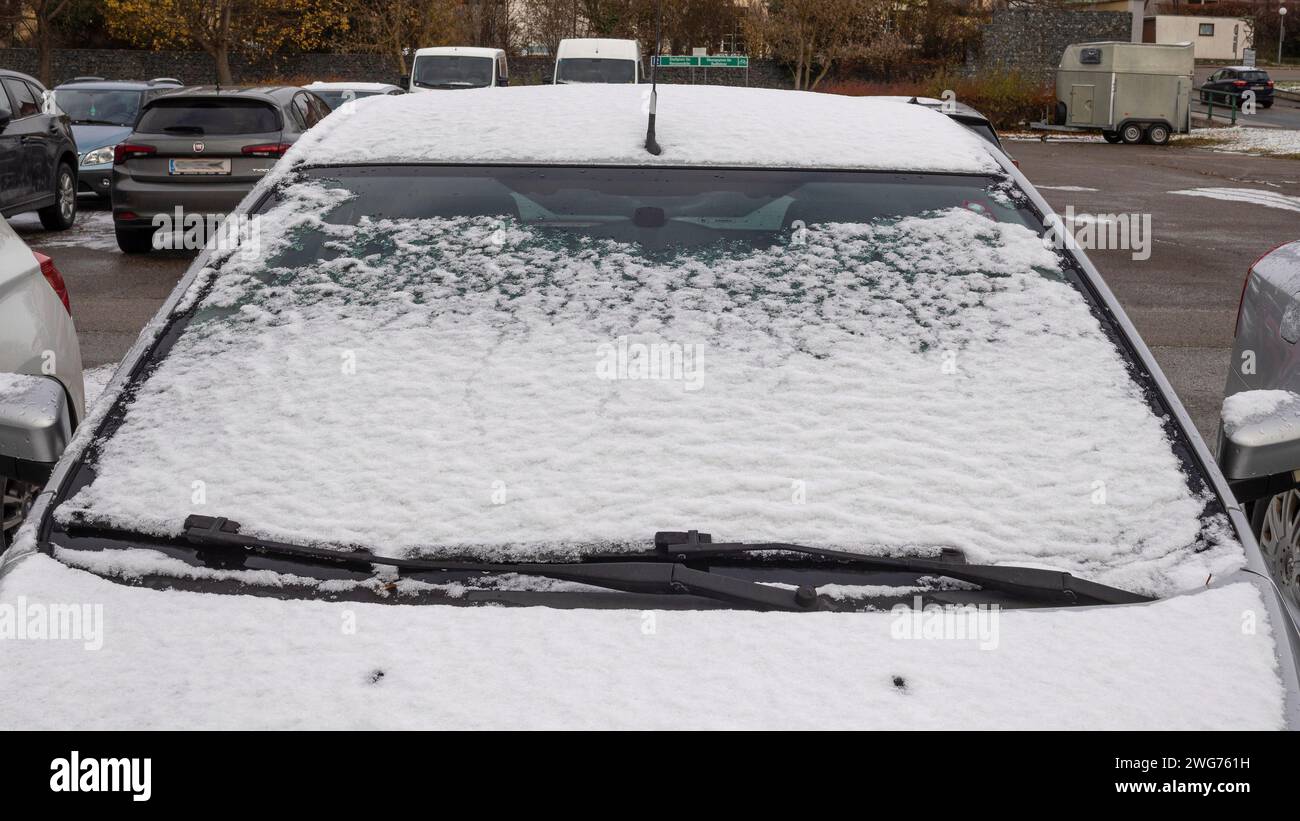 Voiture, pare-brise en hiver Banque D'Images