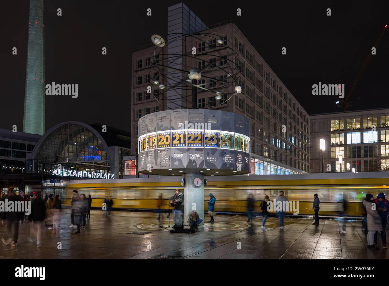 Die Weltzeituhr auf dem Alexanderplatz in Berlin ist ein beliebter Treffpunkt und Buehne fuer Kuenstler. 03.02.2024, Berlin, GER - Die Weltzeituhr auf dem Alexanderplatz. Abendstimmung mit Passanten, Strassenbahn, und Musiker., Berlin Berlin Deutschland Alexanderplatz, Weltzeituhr *** l'horloge mondiale sur Alexanderplatz à Berlin est un lieu de rencontre populaire et scène pour les artistes 03 02 2024, Berlin, GER l'horloge mondiale sur Alexanderplatz ambiance nocturne avec passants, tramway, et musiciens , Berlin Berlin Allemagne Alexanderplatz, horloge mondiale Banque D'Images